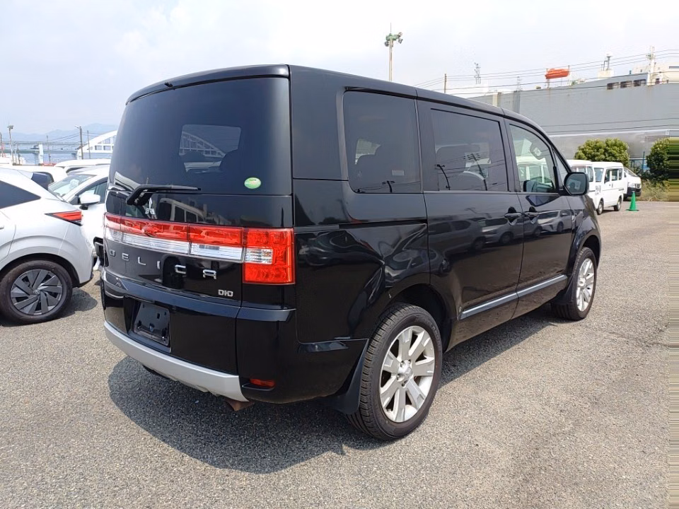 MITSUBISHI DELICA D:5