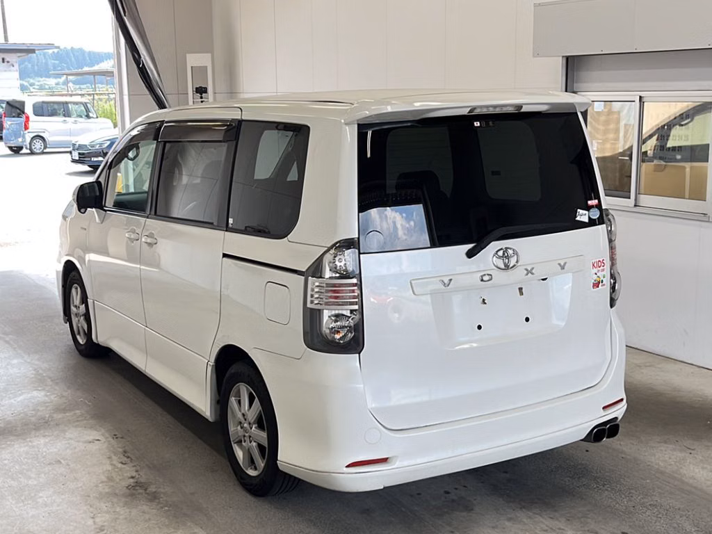 TOYOTA VOXY