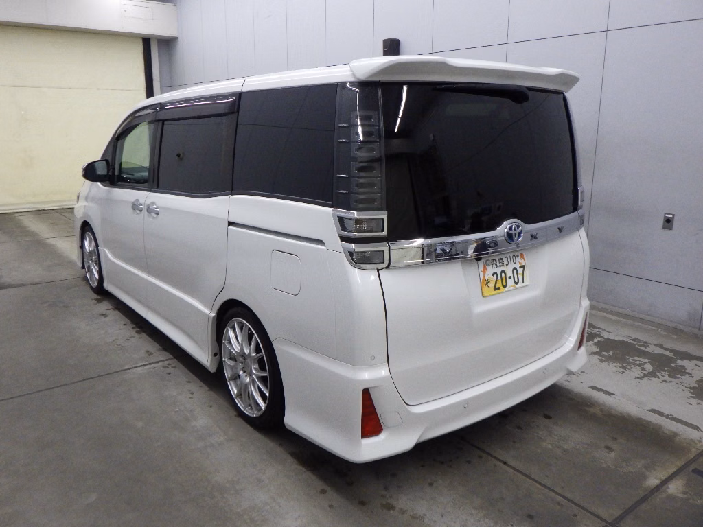 TOYOTA VOXY