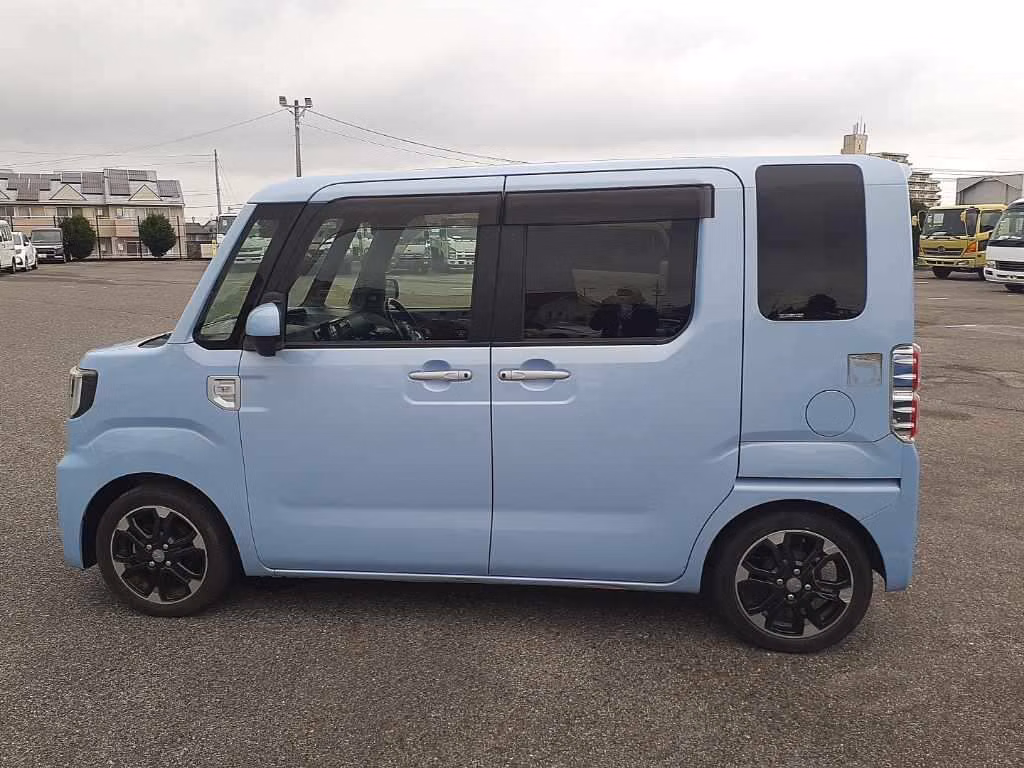 DAIHATSU WAKE