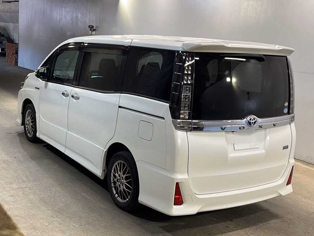 TOYOTA VOXY