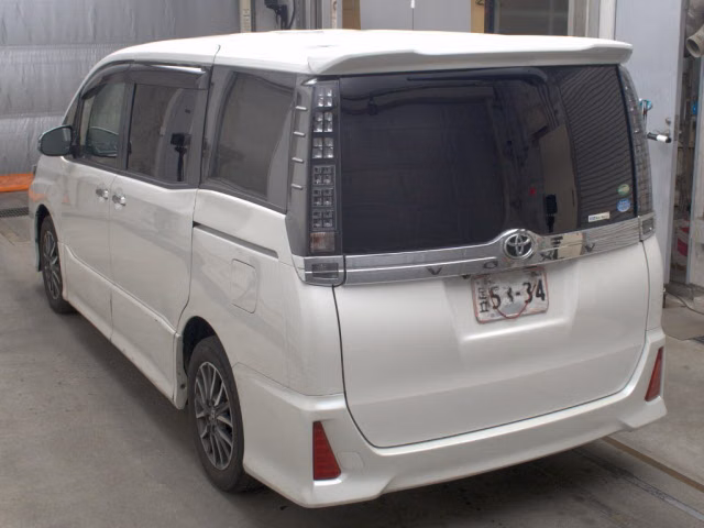 TOYOTA VOXY