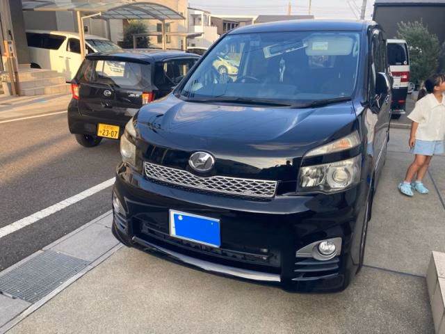 TOYOTA VOXY