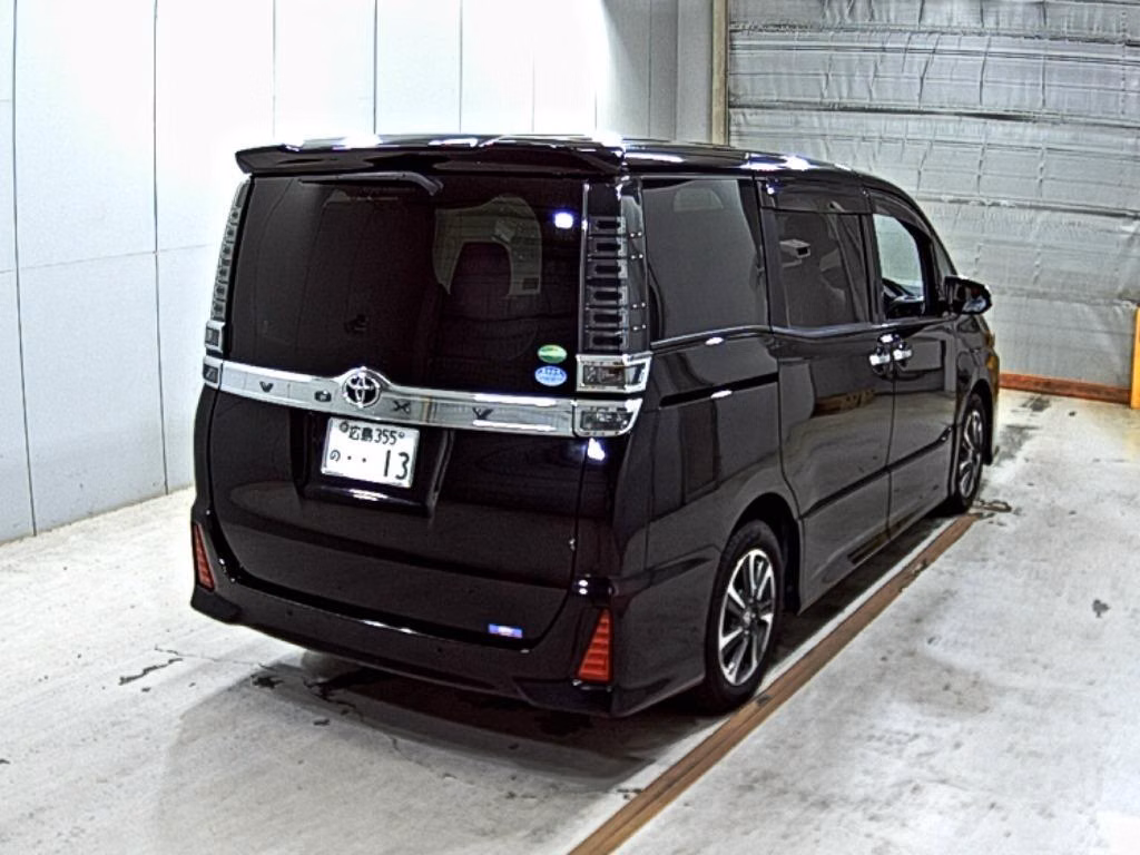TOYOTA VOXY