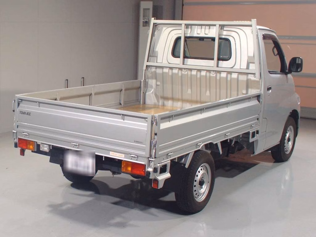 TOYOTA REGIUS ACE
