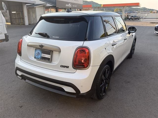 MINI HATCH
