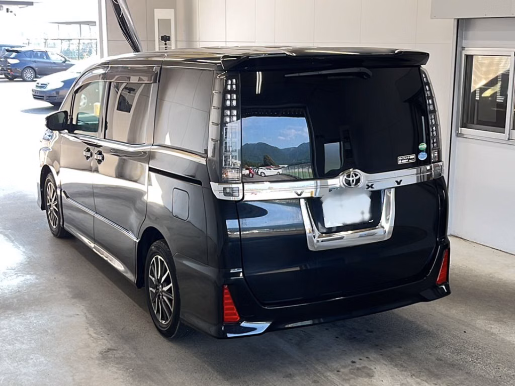 TOYOTA VOXY