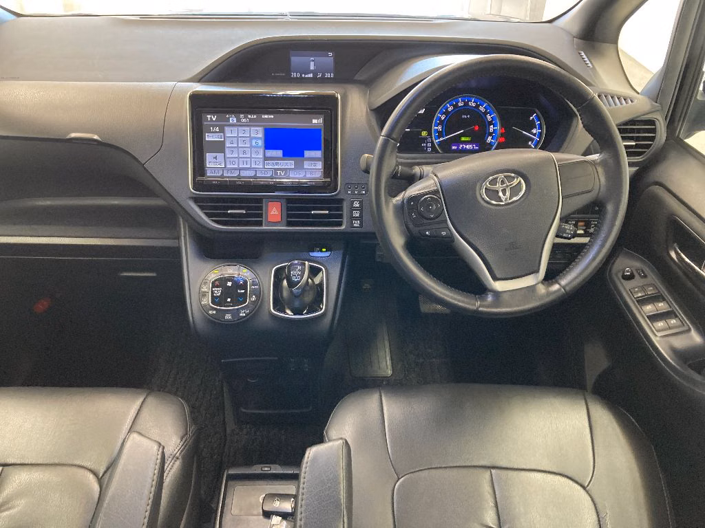 TOYOTA VOXY