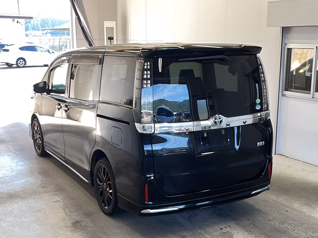 TOYOTA VOXY