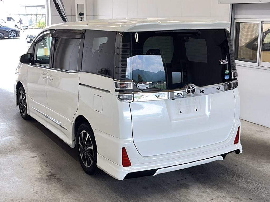 TOYOTA VOXY