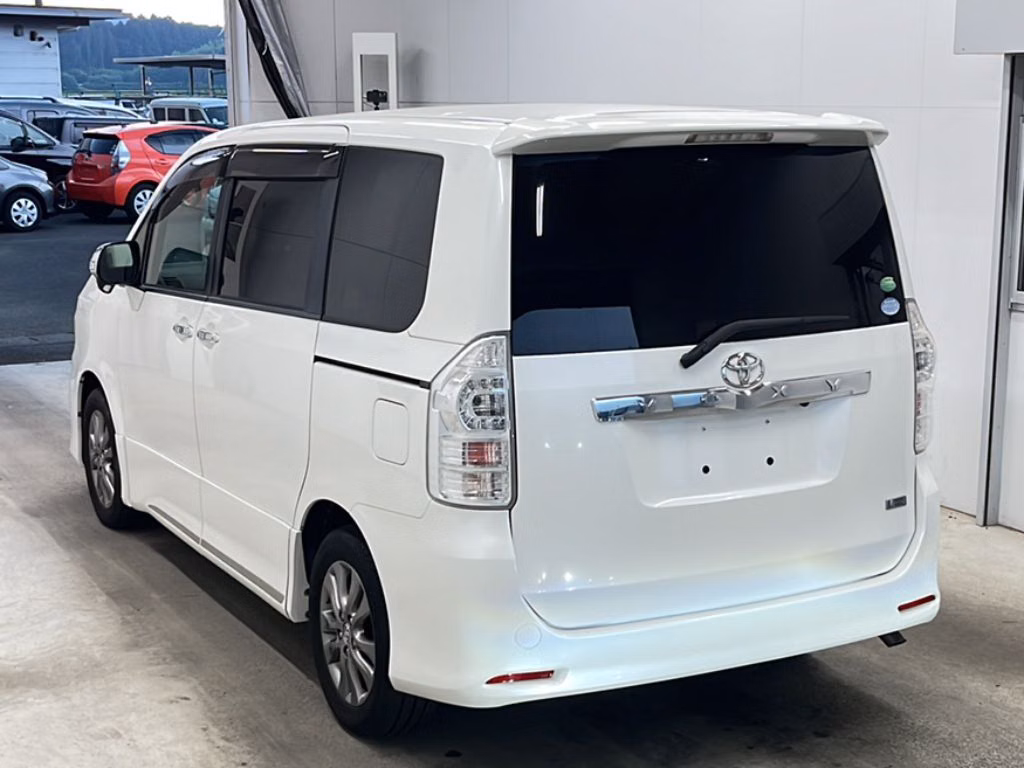 TOYOTA VOXY