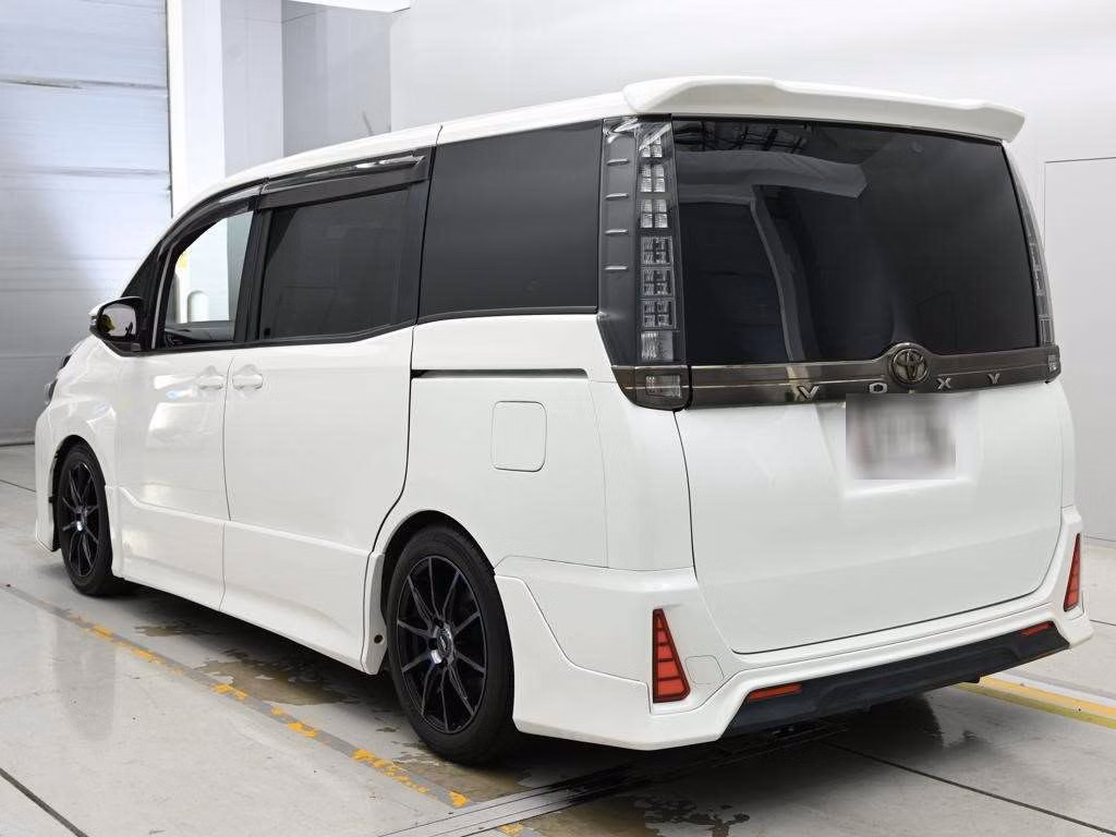 TOYOTA VOXY