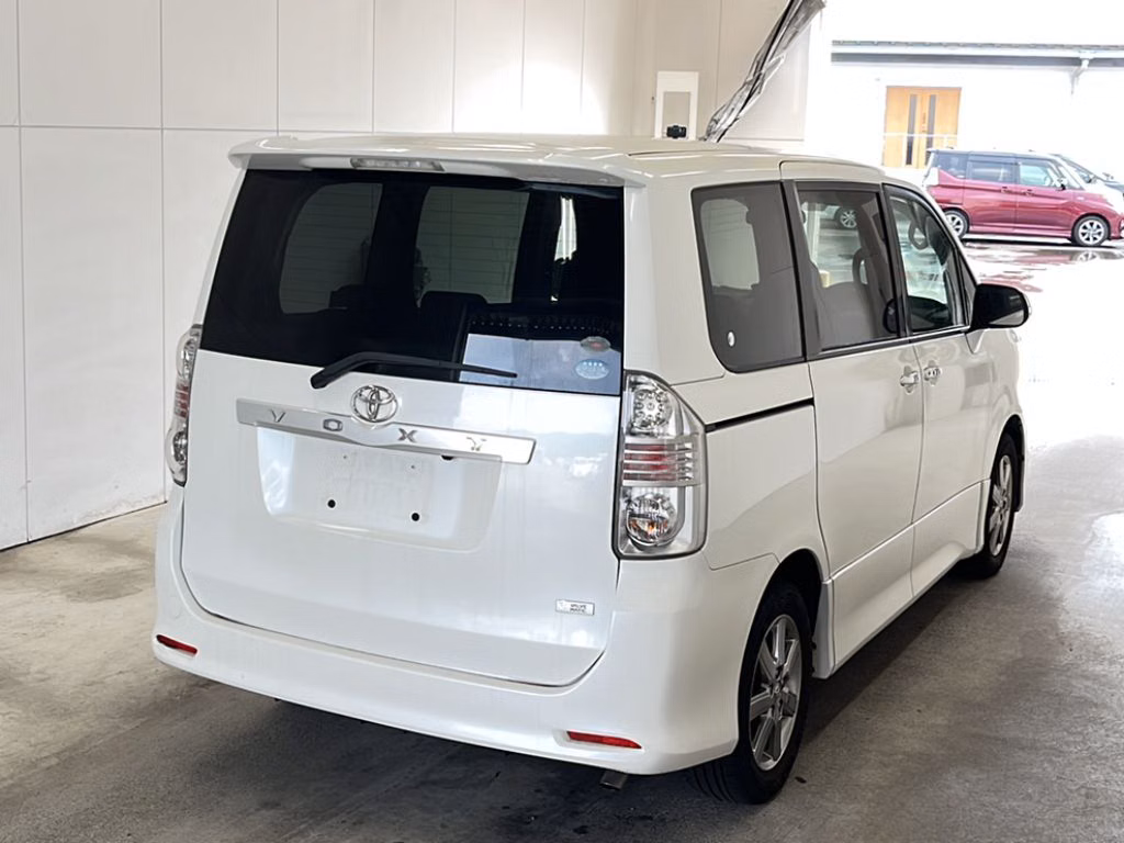 TOYOTA VOXY