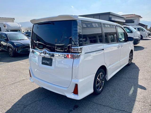 TOYOTA VOXY