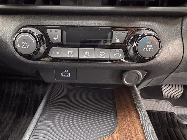NISSAN AURA