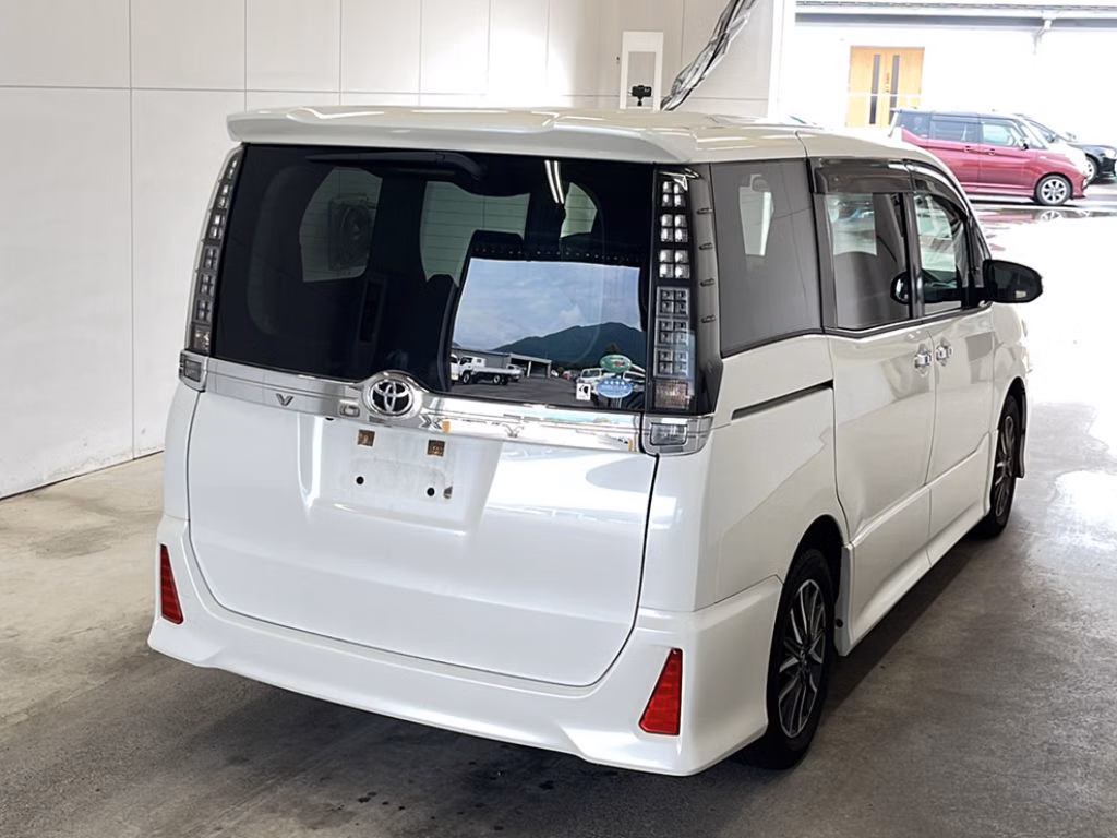 TOYOTA VOXY