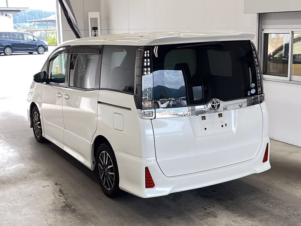 TOYOTA VOXY