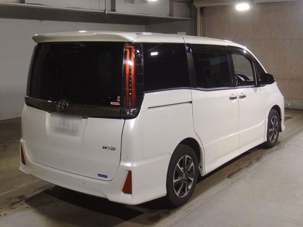 TOYOTA VOXY