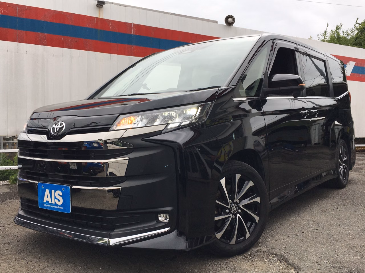 TOYOTA NOAH