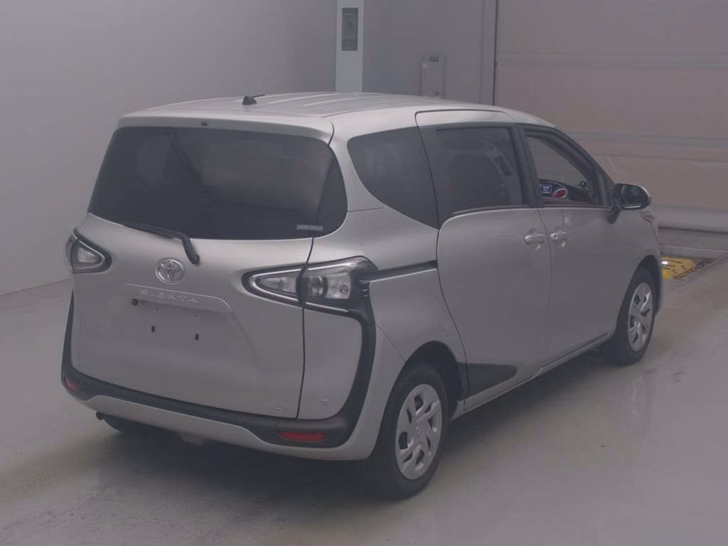 NISSAN AURA