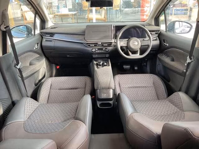 NISSAN AURA
