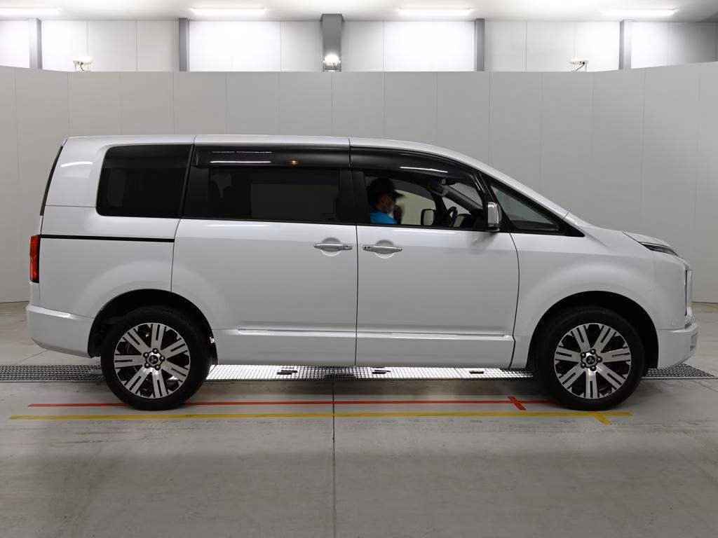 MITSUBISHI DELICA D:5