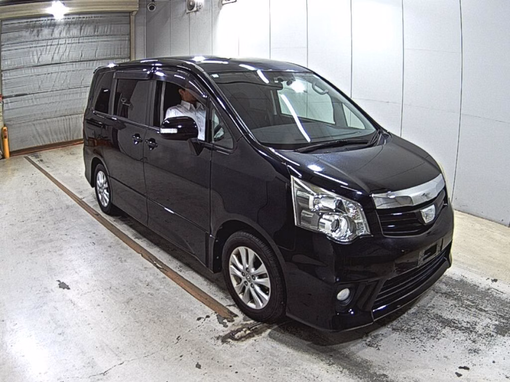 TOYOTA NOAH