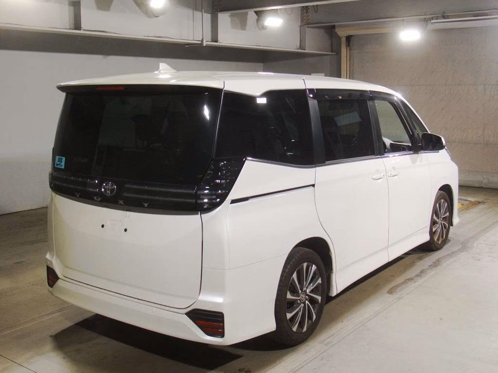 TOYOTA VOXY