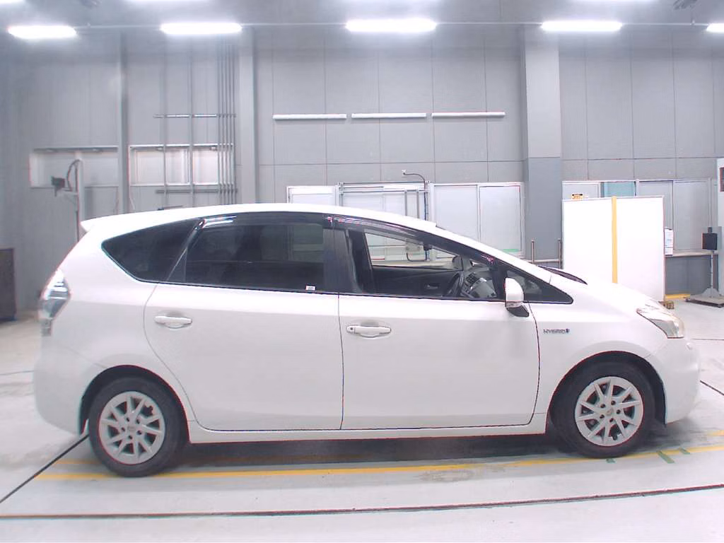 TOYOTA PRIUS ALPHA