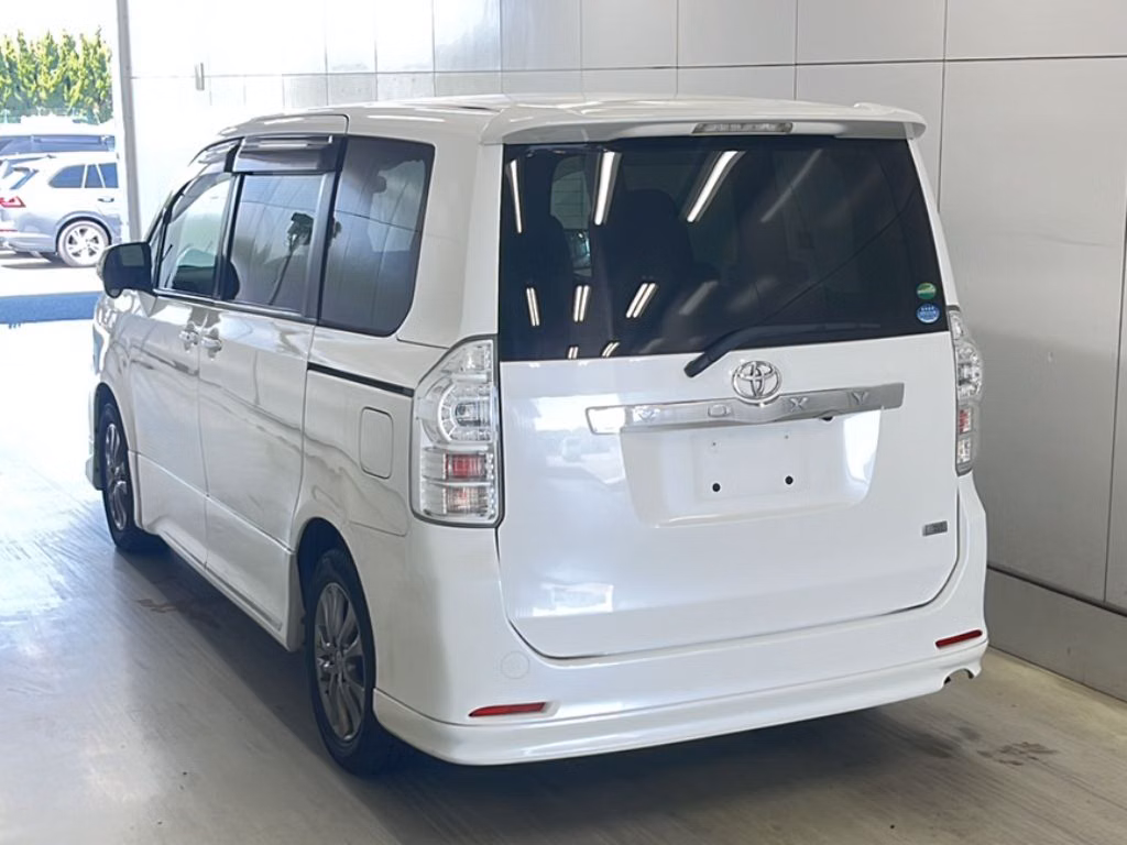 TOYOTA VOXY
