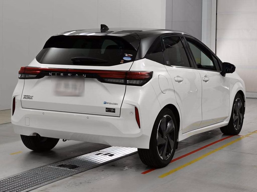 NISSAN AURA