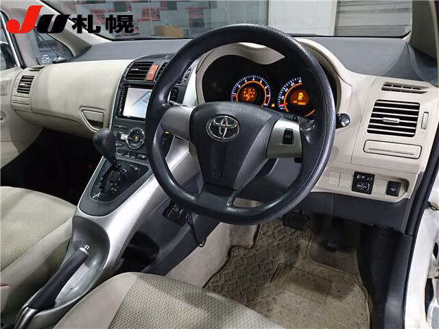 TOYOTA AURIS
