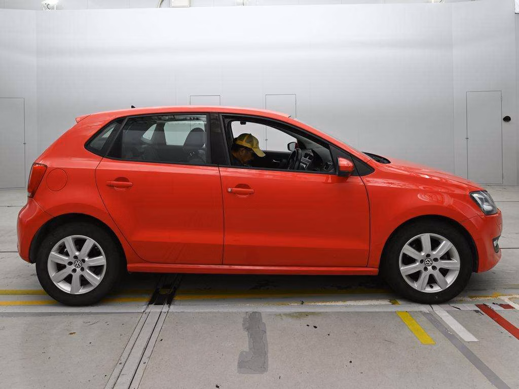 VOLKSWAGEN POLO
