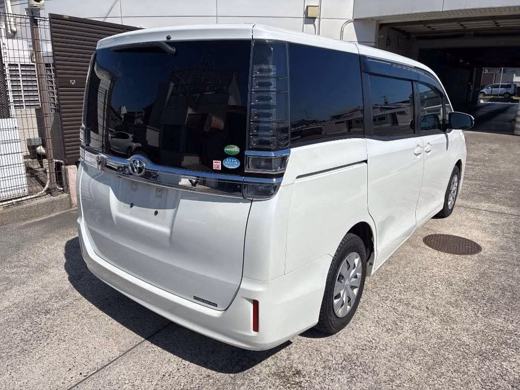TOYOTA VOXY