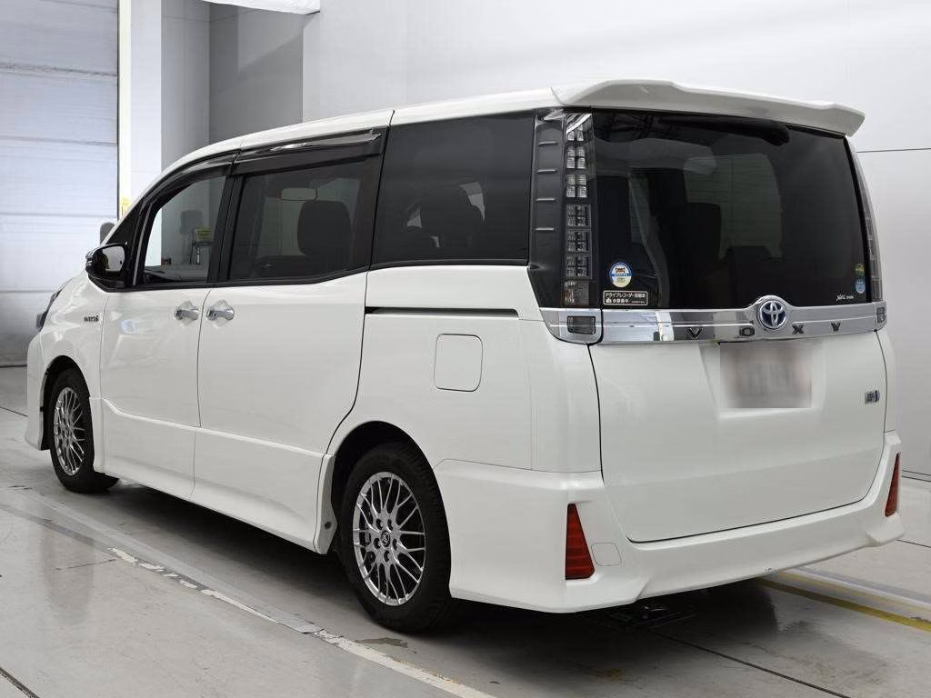 TOYOTA VOXY
