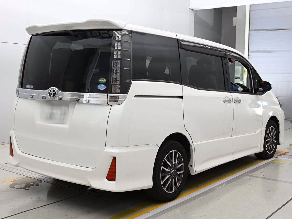 TOYOTA VOXY
