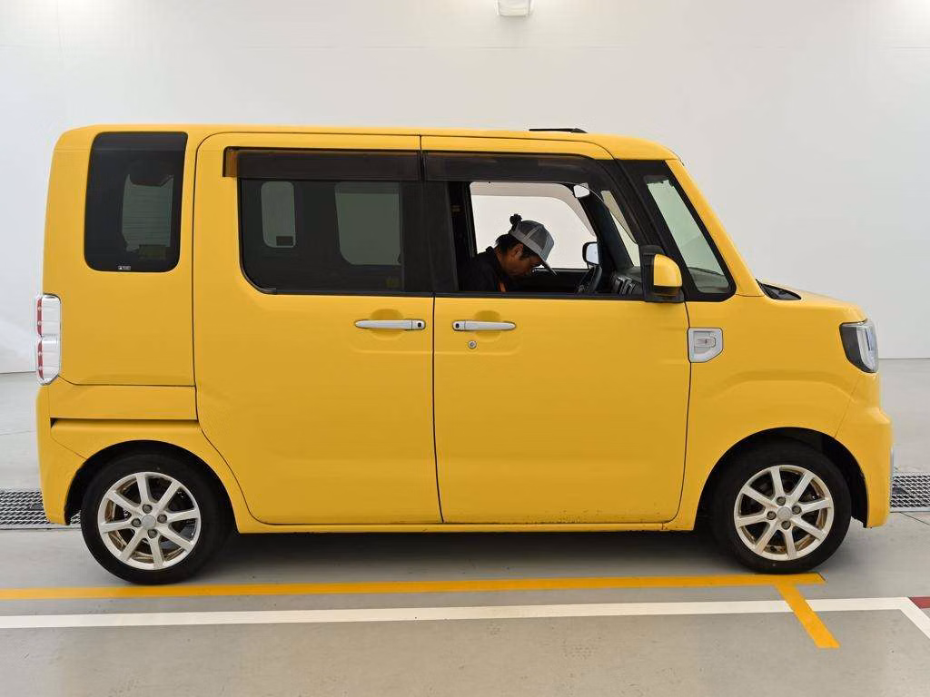 DAIHATSU WAKE