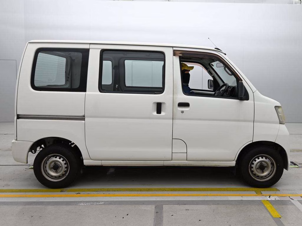TOYOTA PIXIS VAN