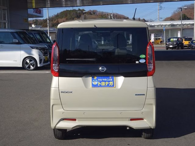 NISSAN ROOX