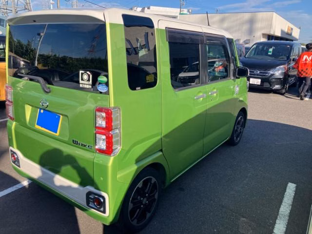 DAIHATSU WAKE