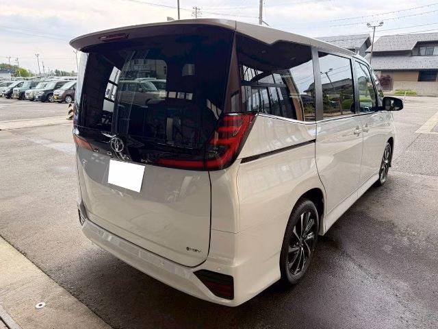 TOYOTA NOAH