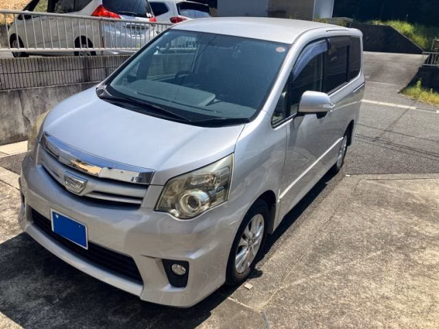 TOYOTA NOAH