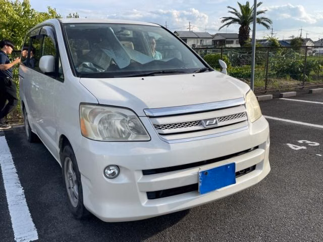 TOYOTA NOAH