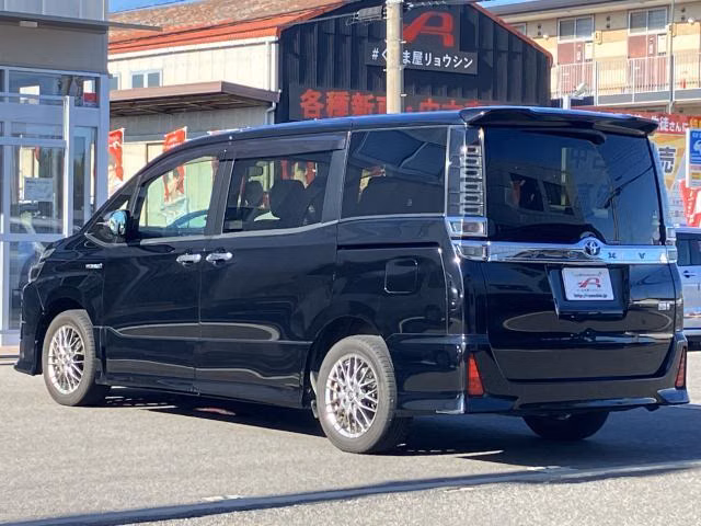 TOYOTA VOXY