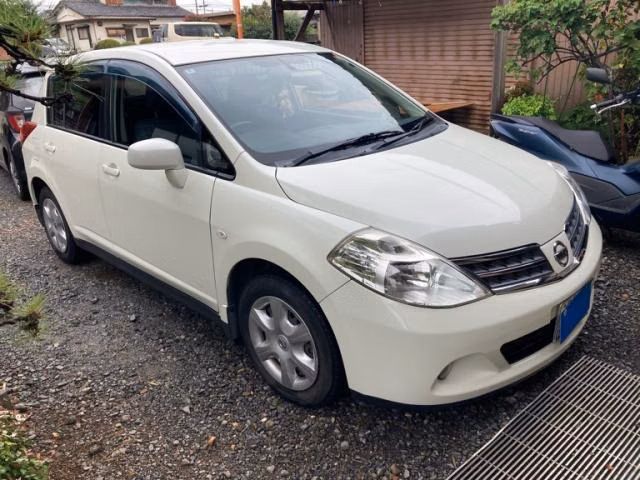 NISSAN TIIDA