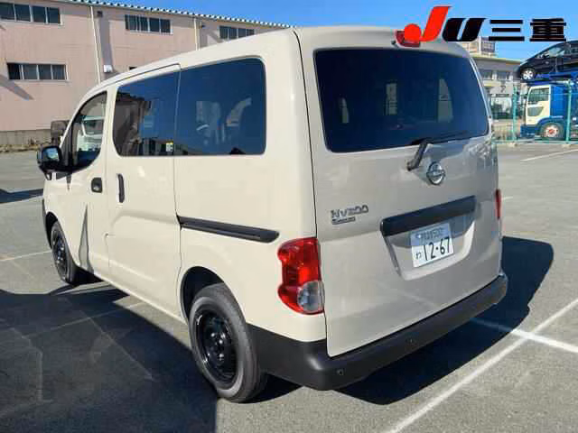 NISSAN NV200