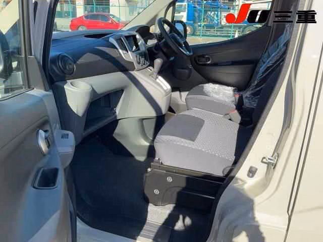 NISSAN NV200