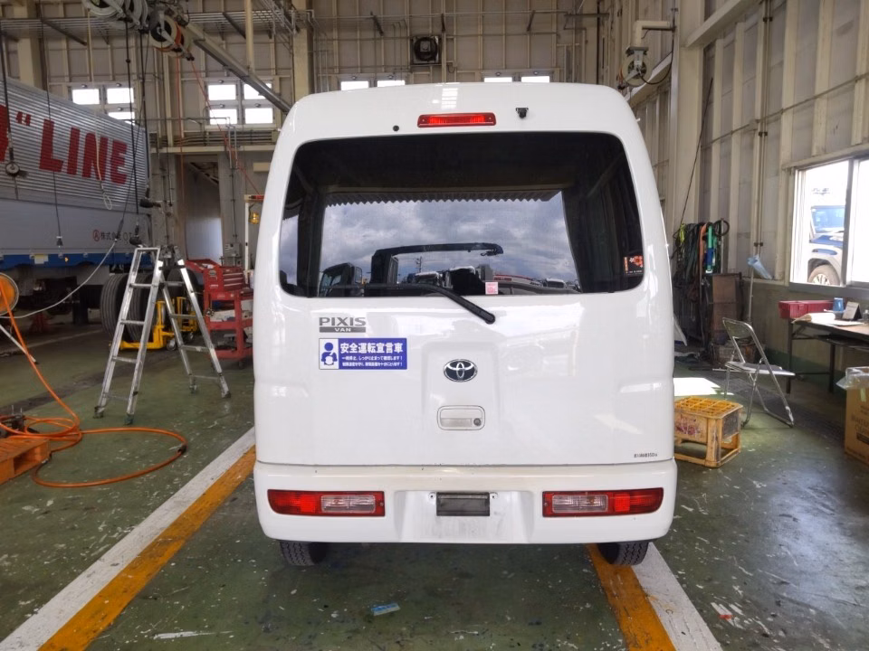TOYOTA PIXIS VAN