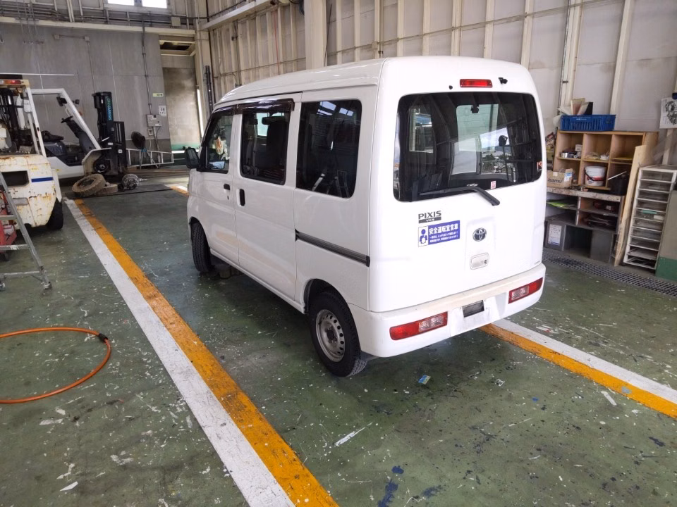 TOYOTA PIXIS VAN