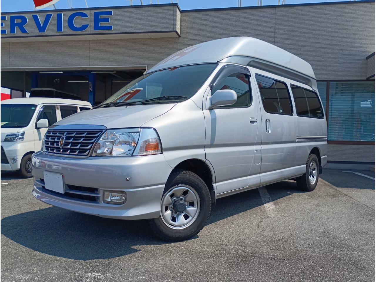 TOYOTA GRAND HIACE